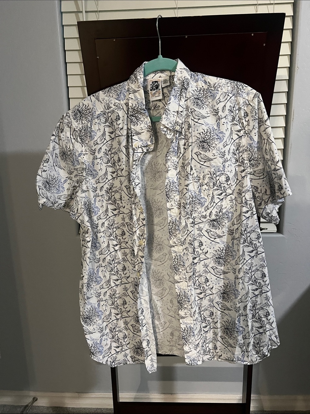 Casual White Short-Sleeve Button-Down Shirt with Blue Floral Print